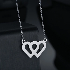 Collana con ciondolo a doppio cuore intrecciato argento su espositore moderno