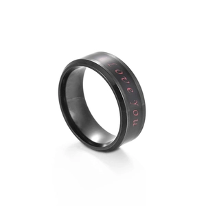Vue détaillée d'une bague en acier titane noir avec inscription I love you rouge