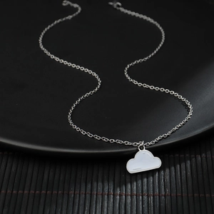 Collier minimaliste en acier titane avec pendentif nuage en émail blanc sur chaîne argentée