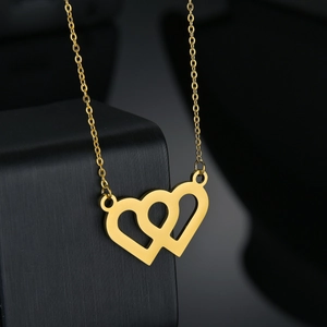 Collana con pendente a doppio cuore intrecciato in acciaio al titanio dorato su nero