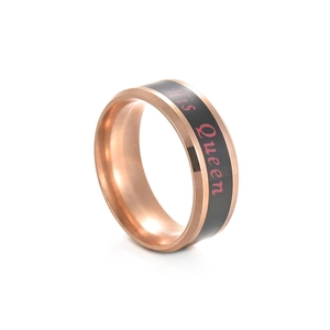Dettaglio dell'anello in titanio oro rosa e nero con incisione rosa His Queen