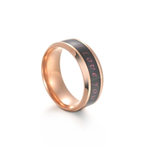 Gros plan sur bague en acier or rose avec bande émail noir et texte I Love You gravé