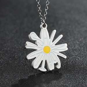 Collier Pendentif Marguerite en Acier Inoxydable Émail Fleur Blanche Lettre Longue Chaîne à Maillons pour Femmes Bijoux Mode