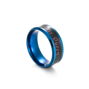 Dettaglio dell'anello di coppia His Queen con bordi blu e finitura nera opaca