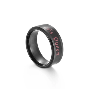 Dettaglio anello in acciaio al titanio nero opaco con scritta rosa His Queen