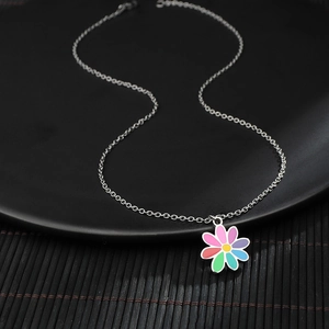 Collier avec pendentif fleur en émail coloré et chaîne en titane argenté