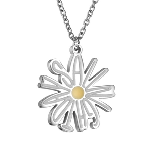 Collier avec pendentif marguerite poli et lettrage 'SAVE THE GIRLS' sur fond blanc pur