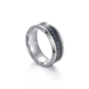 Anello da uomo in acciaio al titanio con inserto nero e incisione Her King blu