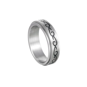 Detail eines drehbaren Edelstahlrings mit graviertem schwarzem Wellenmuster im Retro-Stil