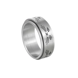 Detailansicht drehbarer Anti-Stress-Ring mit Katzen-Gravur auf gebürstetem Edelstahl