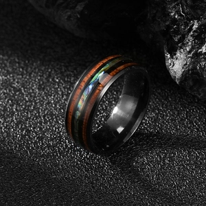 Bague en acier noir avec bois de Koa hawaïen et incrustation de nacre d'ormeau éclatante