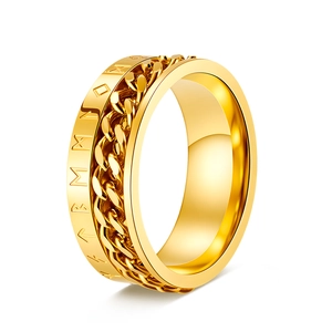 Detailansicht eines drehbaren goldenen Wikingerrings aus Edelstahl mit Runen und Kette