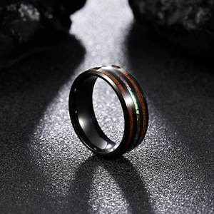 Bague en acier inoxydable noir avec incrustation de bois de koa et nacre d'abalone