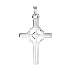 Detailansicht eines silbernen Keltenkreuz-Anhängers aus Edelstahl mit filigranem Design