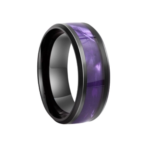 Détail macro d'une bague en titane noir avec incrustation de coquille de marbre violet
