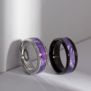 Détails des bagues en titane argent et noir avec incrustations de marbre violet élégant