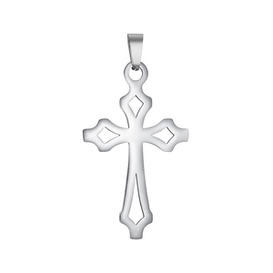 Makroaufnahme eines silbernen Kreuzanhängers aus Edelstahl mit gotischem Hohlmuster