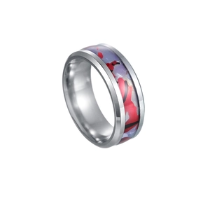 Macro detail van zilveren titanium stalen ring met kleurrijke opaal inleg ontwerp