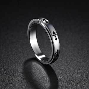 Bague tournante en acier inoxydable poli avec motifs de croix noires gravées pour femmes