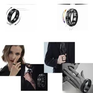 Detail eines 8mm Edelstahl-Spinnerrings und mattierten Herrenringen in Schwarz und Silber