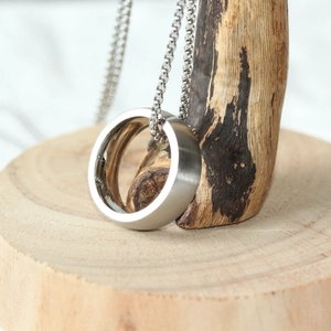 Collier minimaliste en acier inoxydable argenté avec pendentif anneau en métal brossé