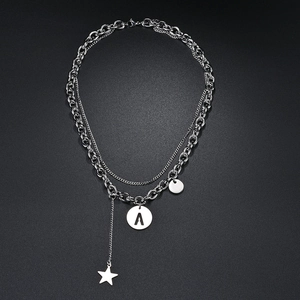 Collar de titanio de doble capa estilo punk hip hop con colgantes de letra A y estrella