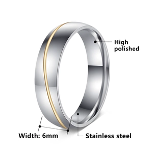 Anello in acciaio inossidabile da 6 mm lucido con una sottile striscia dorata centrale