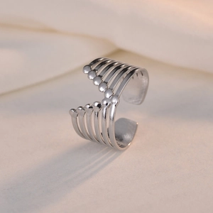 Anello multistrato regolabile in argento con design geometrico minimalista a sfere