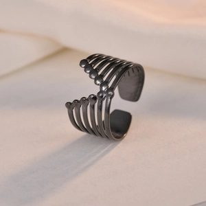 Anello regolabile multistrato nero con design a onde a cinque fasce e piccoli grani