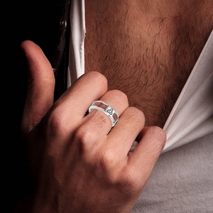 Anello da uomo in acciaio con inserto in legno scuro e simbolo del nodo celtico