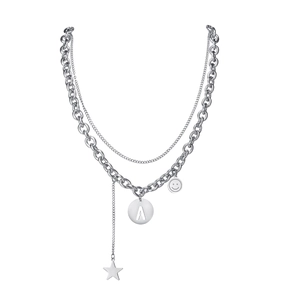 Collar de doble capa en acero plateado con colgante letra A y amuleto de cara sonriente