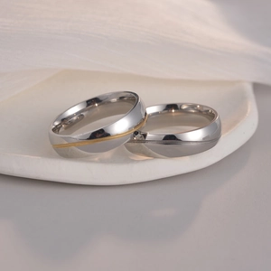 Anelli di coppia in acciaio al titanio lucidato con linea dorata e design moderno