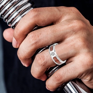 Anello vichingo Vegvisir da uomo con inserto in legno e acciaio su impugnatura ruvida