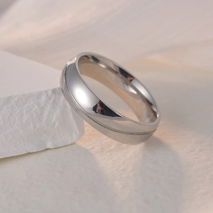 Anello in acciaio al titanio 6mm bicolore con dettagli dorati su base in pietra