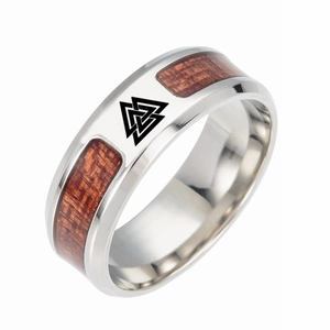 Dettaglio anello vichingo con simbolo Valknut e intarsio in legno su acciaio argento