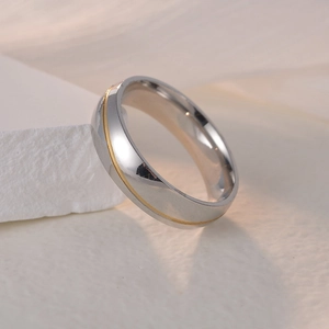 Anello bicolore da 6mm in acciaio al titanio con fascia argento e linea centrale d'oro