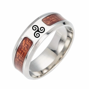 Dettaglio dell'anello celtico Triskele con inserto in legno e metallo argento lucido