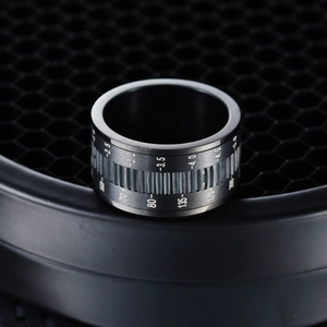 Détail d'une bague rotative en acier titane avec échelles numériques sur métal brossé