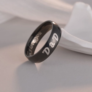 Schwarzer matter Edelstahlring mit DAD und I Love You Gravur als Geschenk für Väter