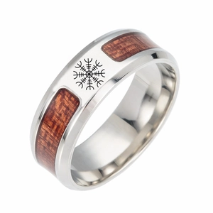 Dettaglio anello vichingo con incisione bussola Vegvisir e inserto in legno