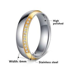 Bague en acier inoxydable de 6 mm avec bande dorée et accents de cristaux incrustés