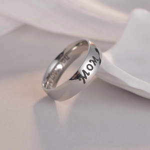 Silberner Edelstahl MOM Ring mit I Love You Gravur als Geschenk zum Muttertag