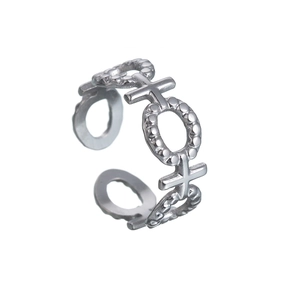 Détail d'une bague ajustable avec perles métalliques polies et motif croix gravé