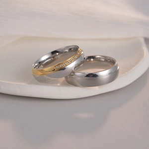 Ensemble de bagues de couple en acier titane avec accents de diamant et fini brossé