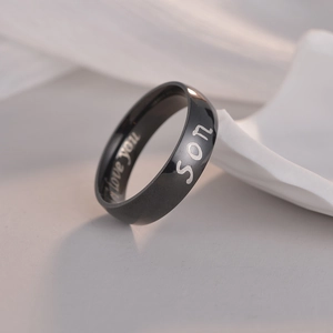 Detail eines schwarzen Edelstahlrings mit SON-Gravur und I love you auf der Innenseite