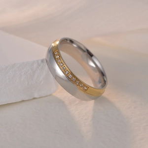 Bague minimaliste en acier titane argent et or avec des zircons ronds brillants