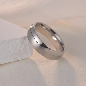 Bague en acier titane avec finitions polies et brossées et rainure centrale élégante