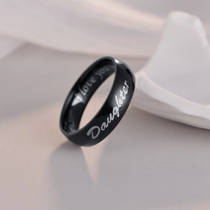 Nahaufnahme des schwarzen Edelstahlrings mit Gravuren Daughter und I love you