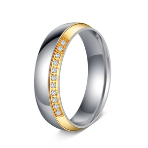 Détail d'une bague bicolore en acier inoxydable sertie de cristaux et finition polie