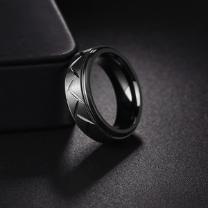 Bague homme 8mm en acier titane noir mat avec motif en V et bande intérieure polie miroir